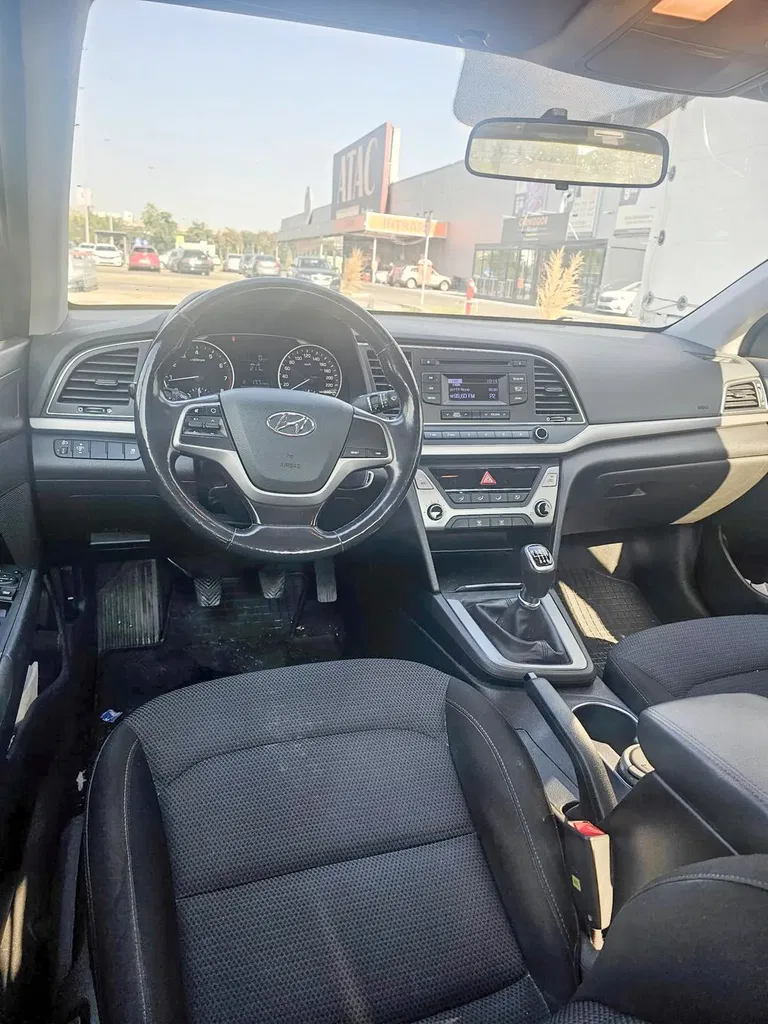 Fotografie: 2017 Hyundai Elantra