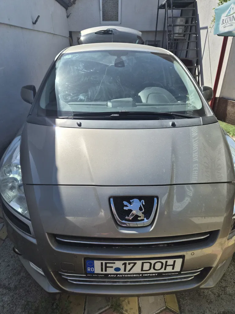 Fotografie: 2010 Peugeot 5008