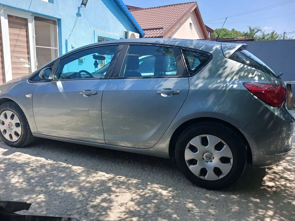 Fotografie: 2014 Opel Astra