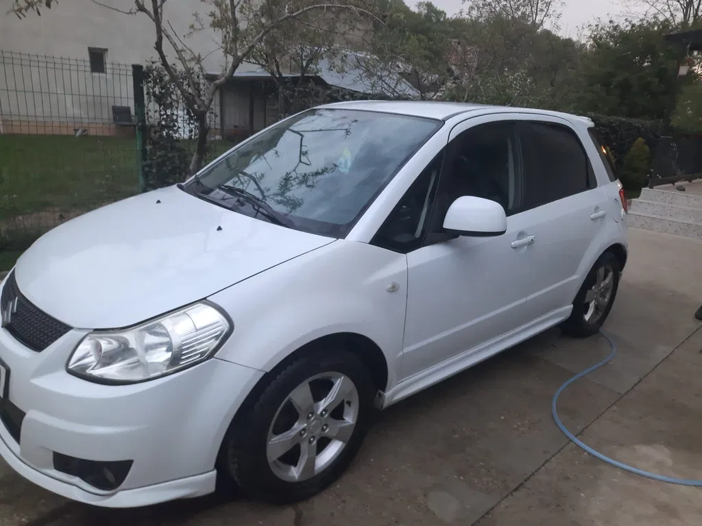 Fotografie: 2010 Suzuki SX4
