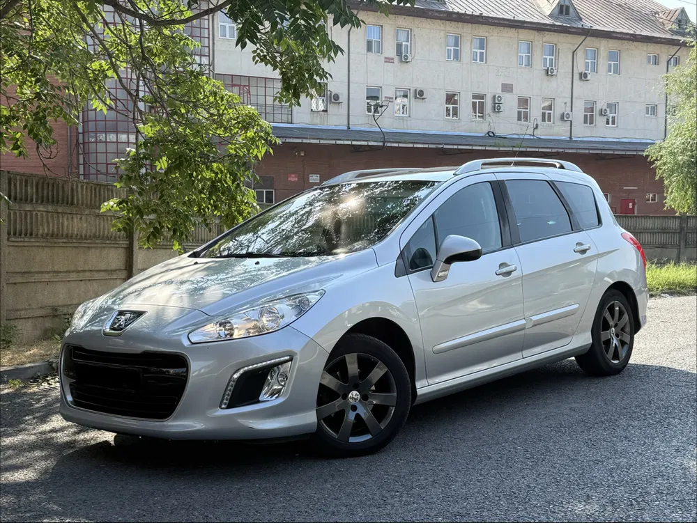 Fotografie: 2012 Peugeot 308