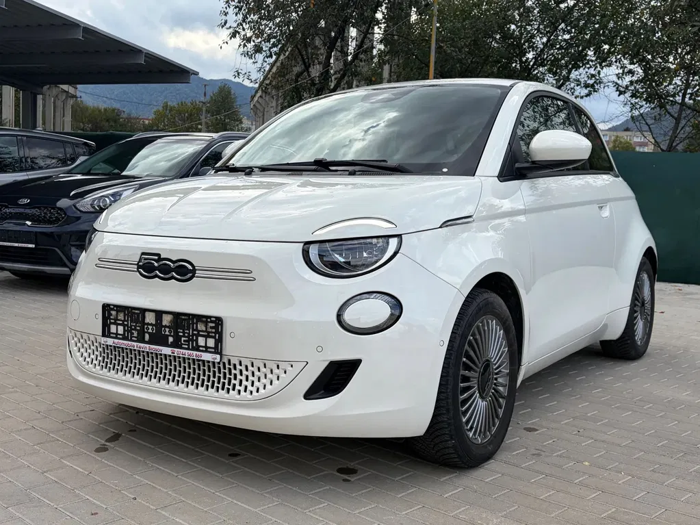 Fotografie: 2023 Fiat 500E