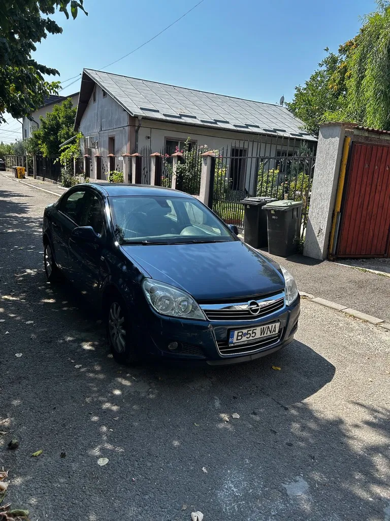 Fotografie: 2012 Opel Astra