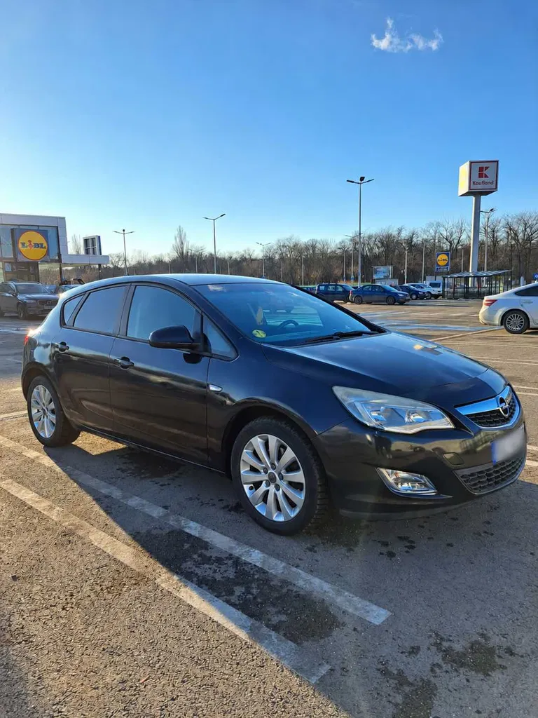 Fotografie: 2012 Opel Astra