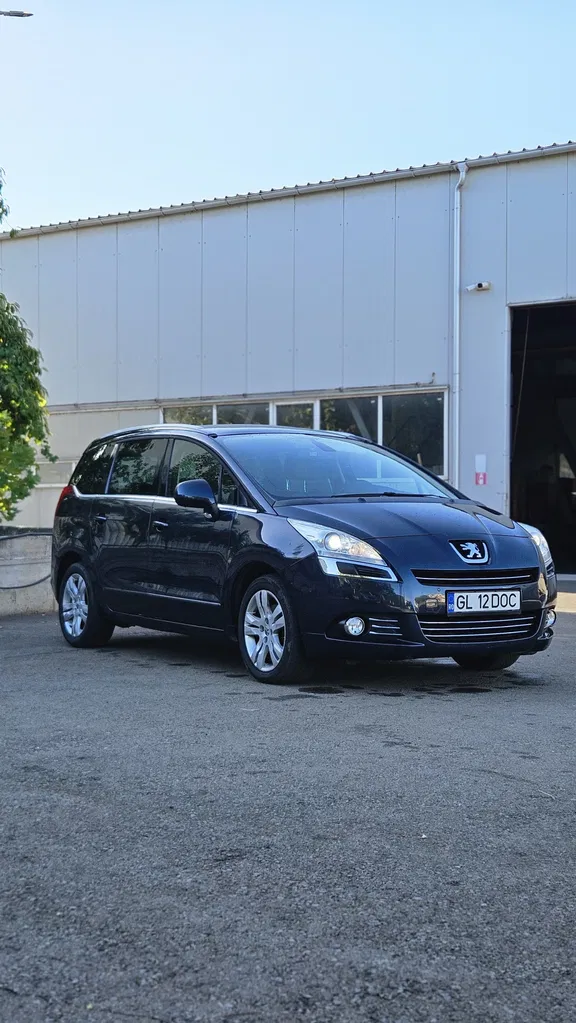 Fotografie: 2013 Peugeot 5008