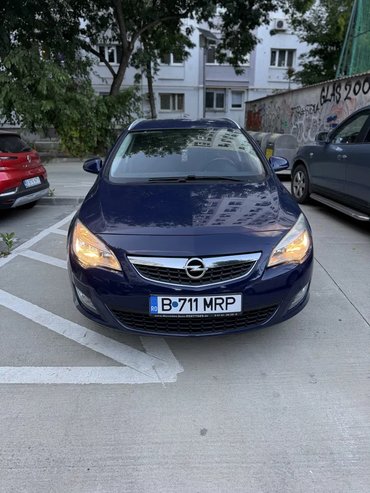 Fotografie: 2012 Opel Astra