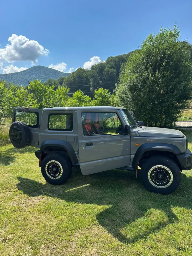 Fotografie: 2022 Suzuki Jimny