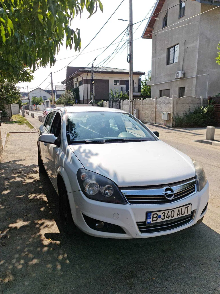 Fotografie: 2011 Opel Astra