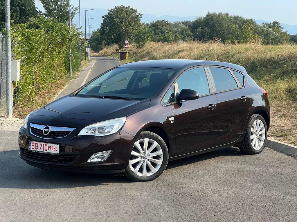 Fotografie: 2012 Opel Astra