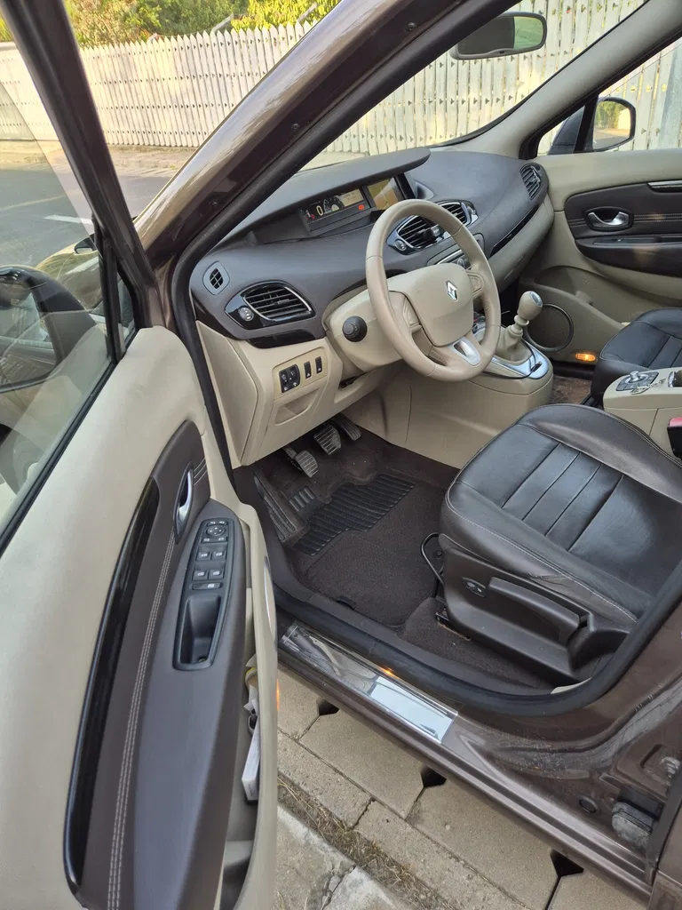 Fotografie: 2012 Renault Grand Scenic