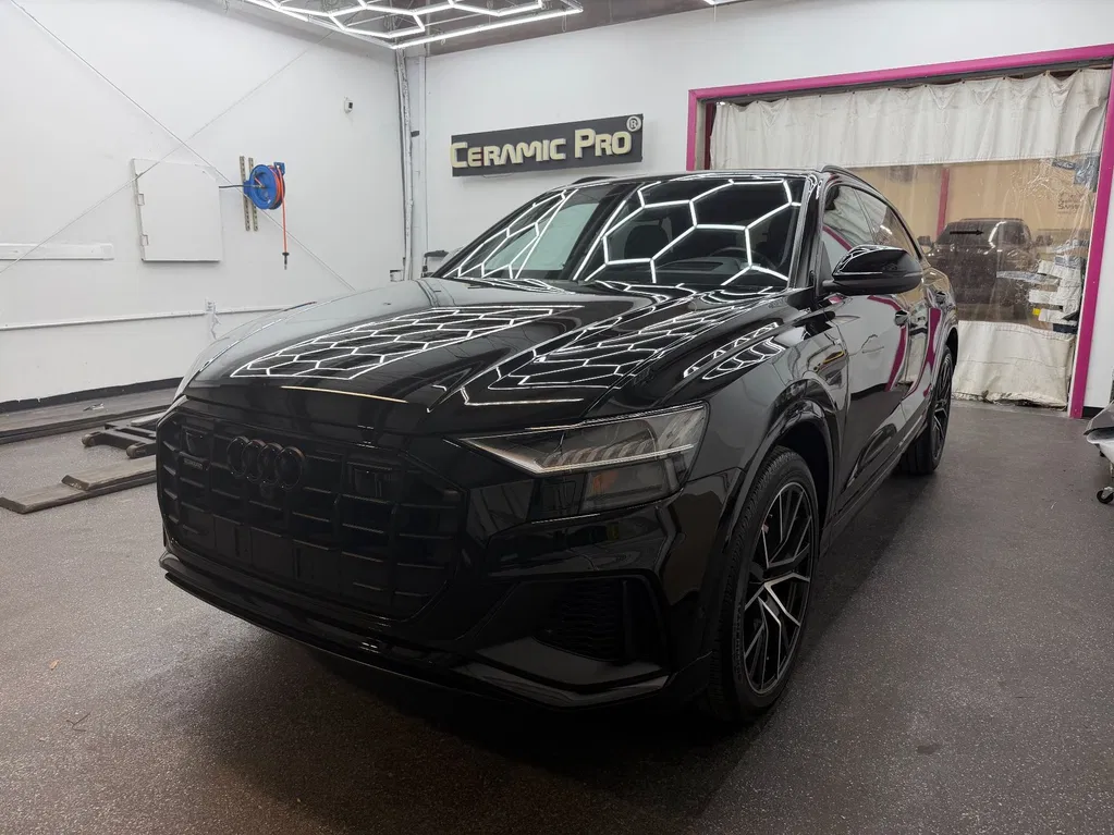 Fotografie: 2022 Audi Q8