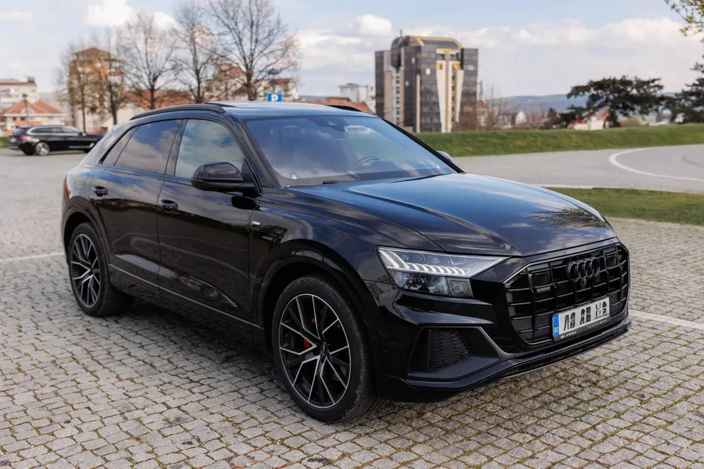 Fotografie: 2019 Audi Q8