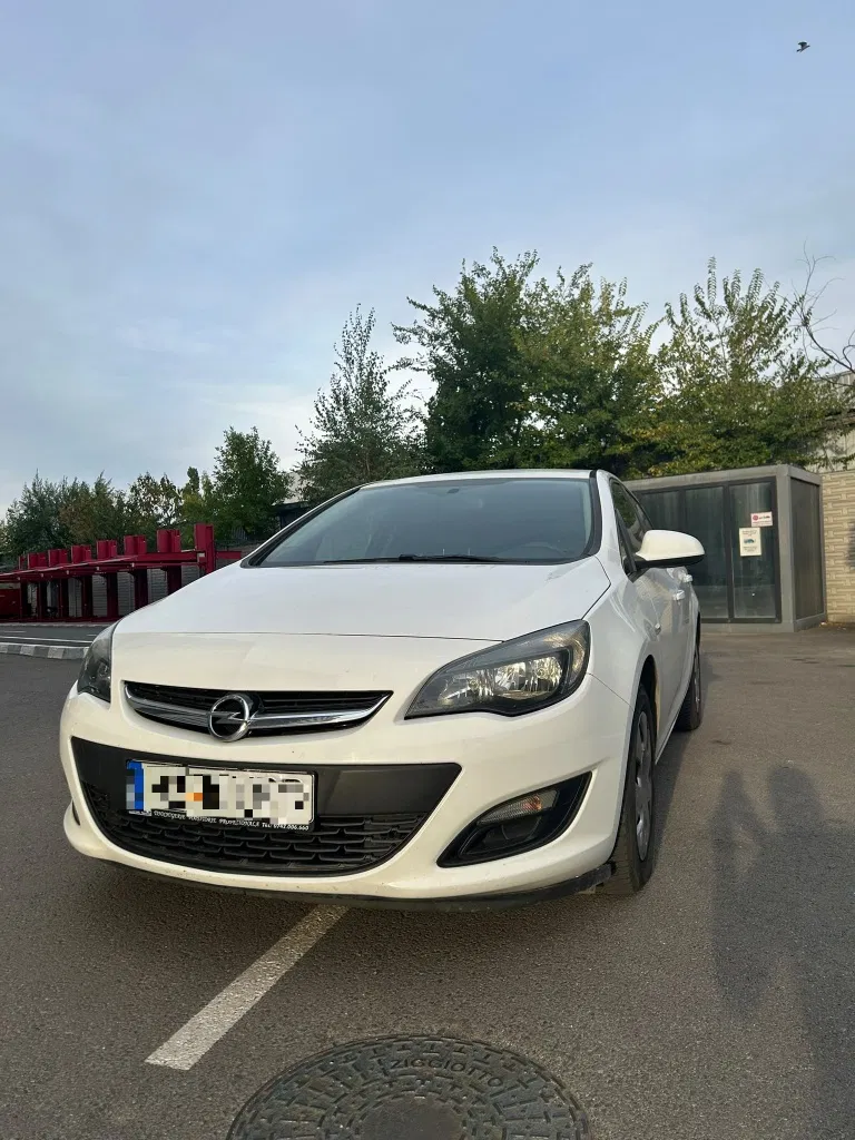 Fotografie: 2013 Opel Astra