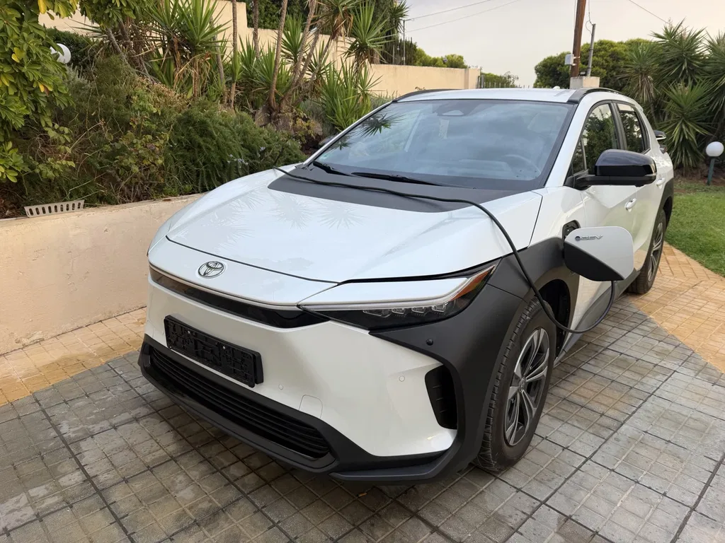 Fotografie: 2025 Toyota bZ4X