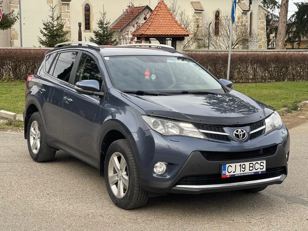 Fotografie: 2013 Toyota RAV-4